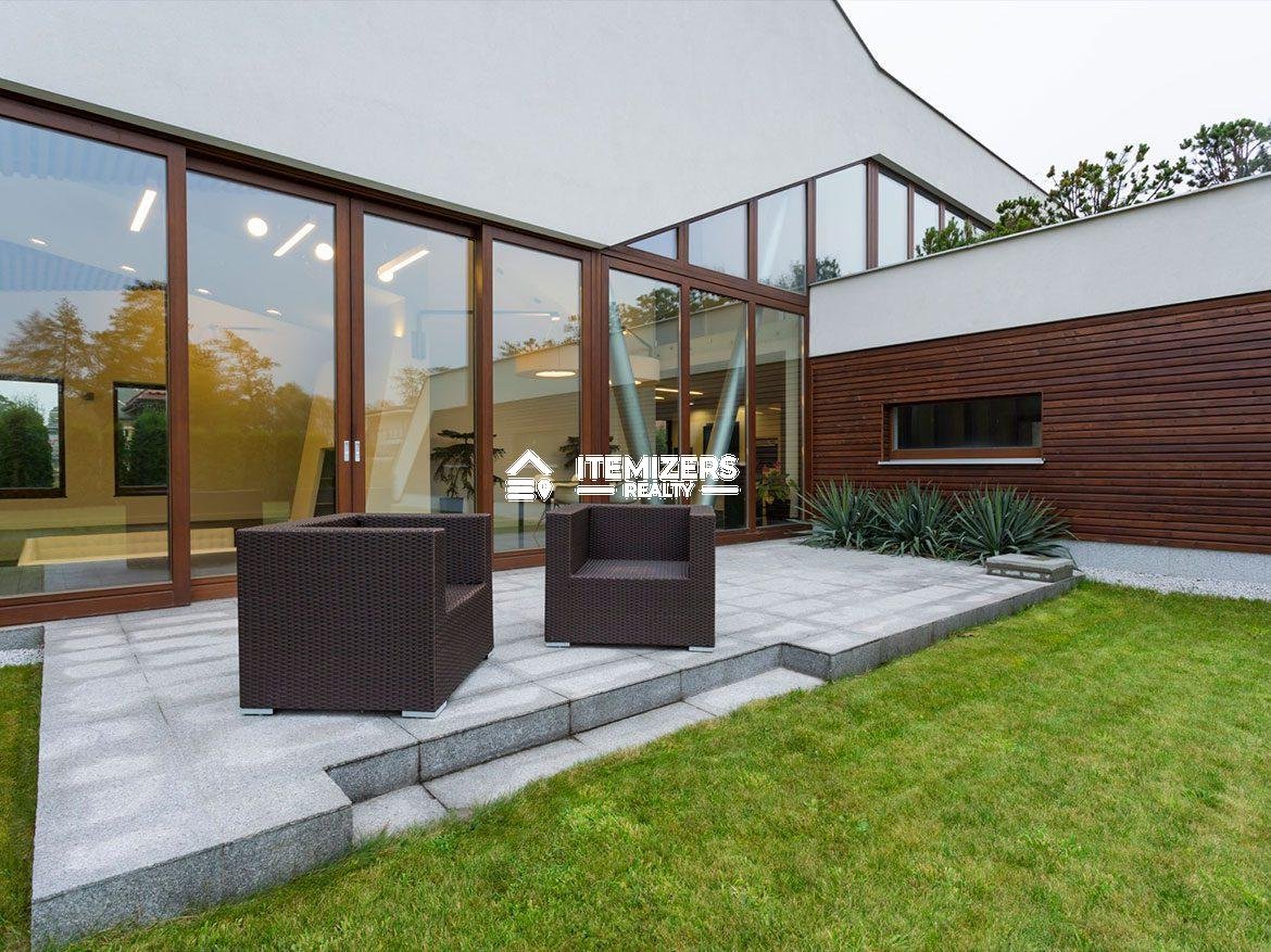 025 Comfortable Villa in Green